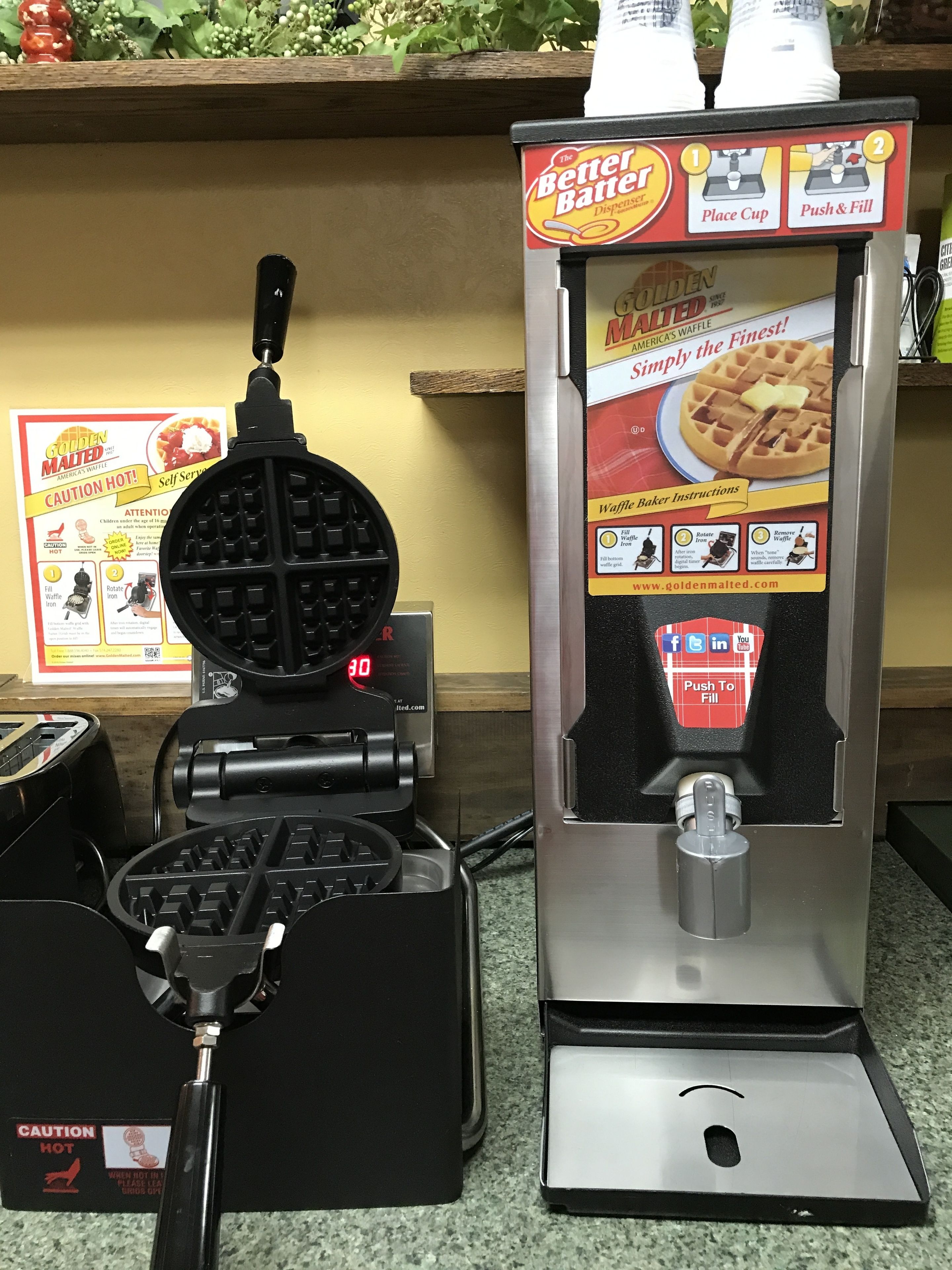 Ein Waffeleisen und ein Waffelautomat mit Anleitung.