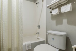 Suite Deluxe, 1 très grand lit | Salle de bain | Baignoire, articles de toilette (gratuits), séchoir à cheveux