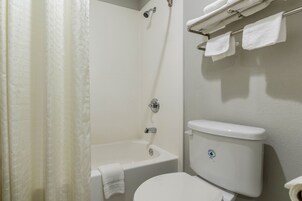 Bañera, artículos de tocador gratuitos, secador de pelo, toallas
