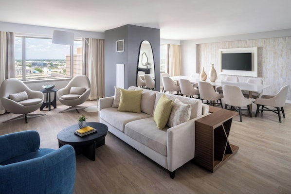 Serves lunch and dinner - Marriott Jacksonville Downtown (Jacksonville)