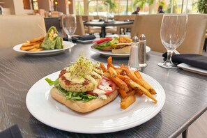 Déjeuner et dîner servis sur place, spécialités Cuisine américaine