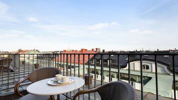 Executive with Balcony | Allergitestet sengetøy, blendingsgardiner og strykejern/-brett