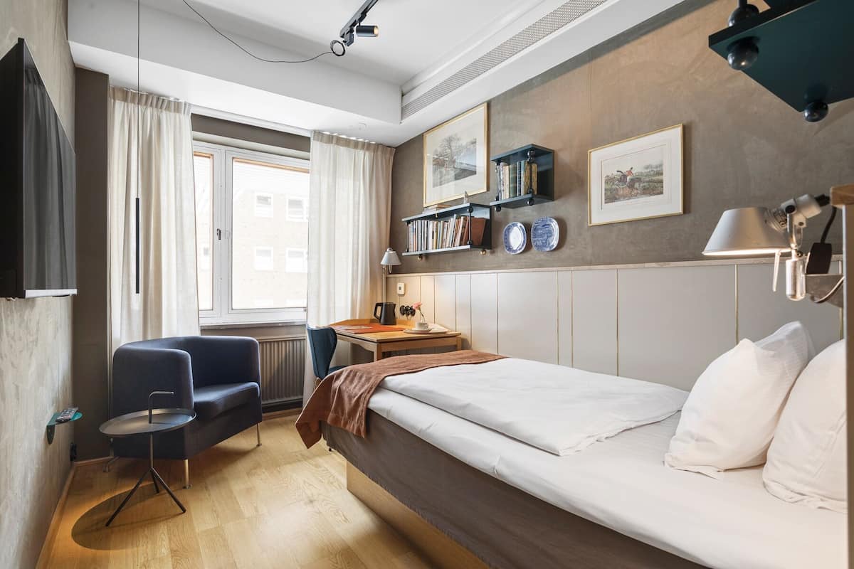 Single Irregular | 1 bedroom, hypo-allergenic bedding, blackout curtains