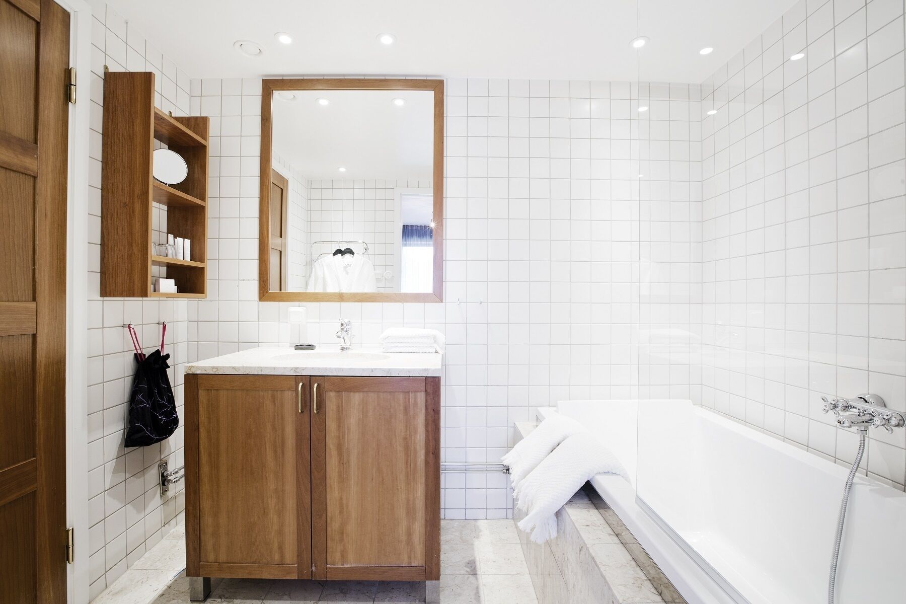 sven bertil taube suite | bathroom | shower, hair dryer, towels