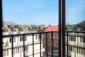 QUEEN PENTHOUSE | 1 bedroom, hypo-allergenic bedding, blackout drapes, iron/ironing board