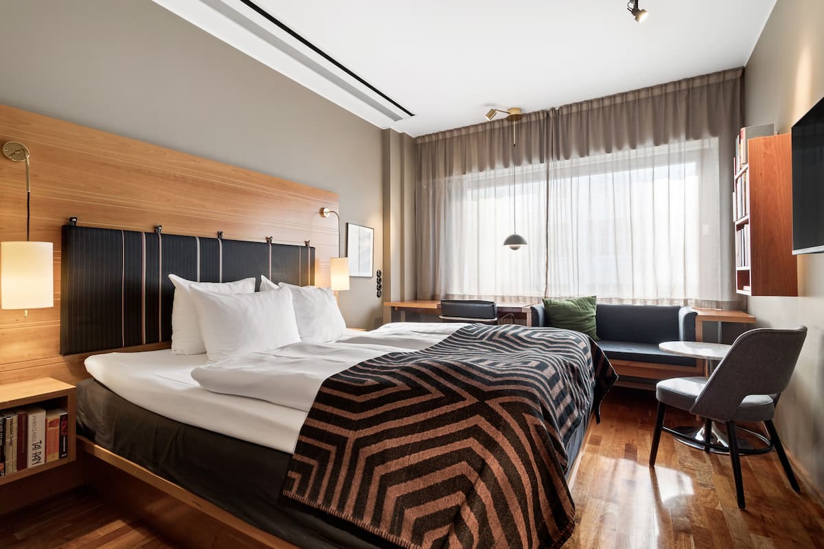 1 bedroom, hypo-allergenic bedding, blackout curtains