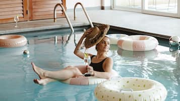 Indendørs pool, åben fra kl. 06.30 til kl. 22.00, liggestole