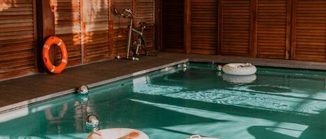 Piscina interna, funciona das 6h30 às 22h, espreguiçadeiras