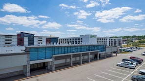 The Independence Conference Center with a parking lot and adjacent buildings. - Holiday Inn Cleveland-S Independence by IHG (Independence)