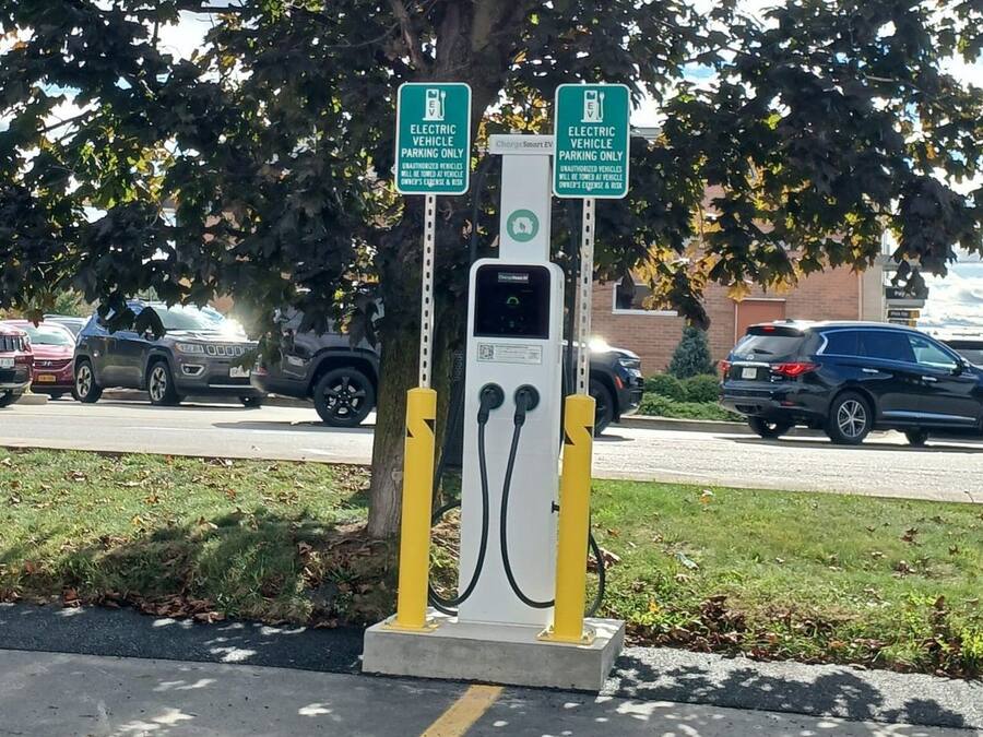 Una estación de carga para vehículos eléctricos con dos carteles que indican que es solo para vehículos eléctricos.