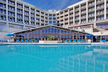 Una piscina cubierta, una piscina al aire libre