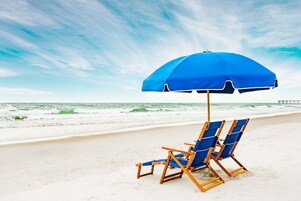 在海滩、海滩遮阳伞、沙滩毛巾