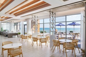 Déjeuner, dîner et souper servis sur place, vue sur la piscine 