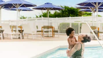 Piscine couverte, piscine extérieure, parasols de plage, chaises longues