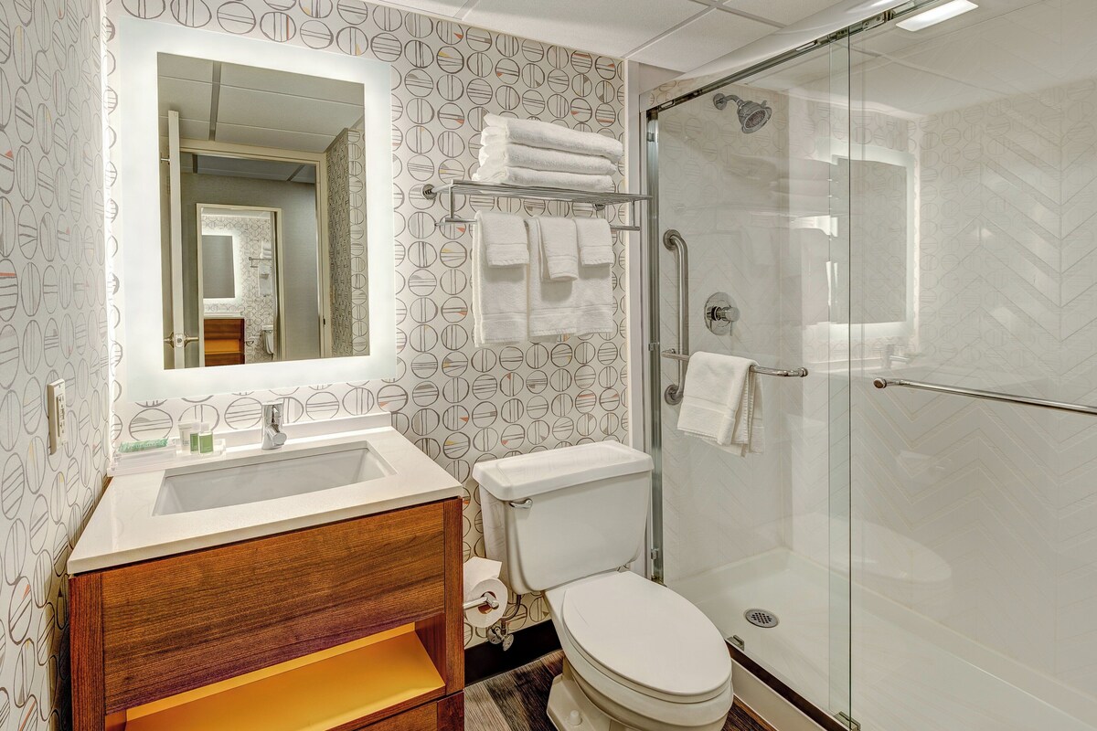 In-room safe, desk, iron/ironing board, cribs (free)