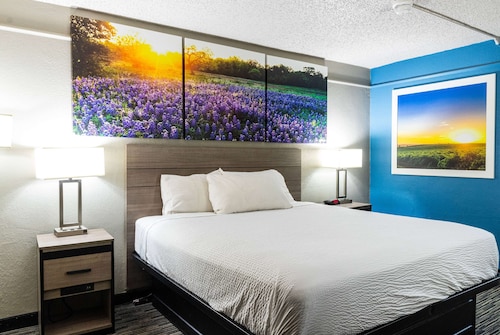 Days Inn by Wyndham Central San Antonio NW Medical Center