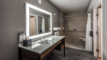Bañera con ducha, artículos de tocador gratuitos, secador de pelo