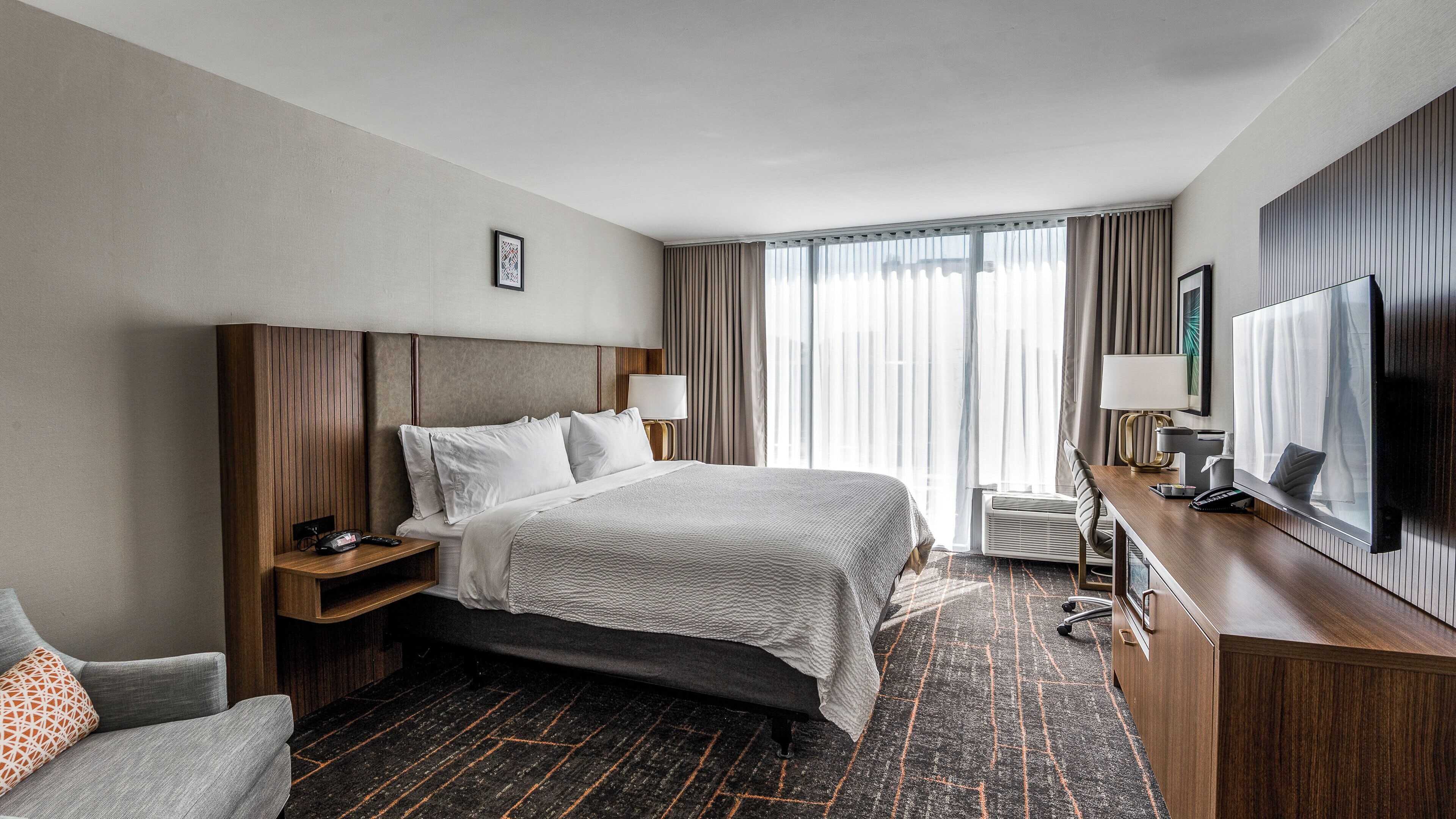 Ropa de cama hipoalergénica y caja de seguridad en la habitación 