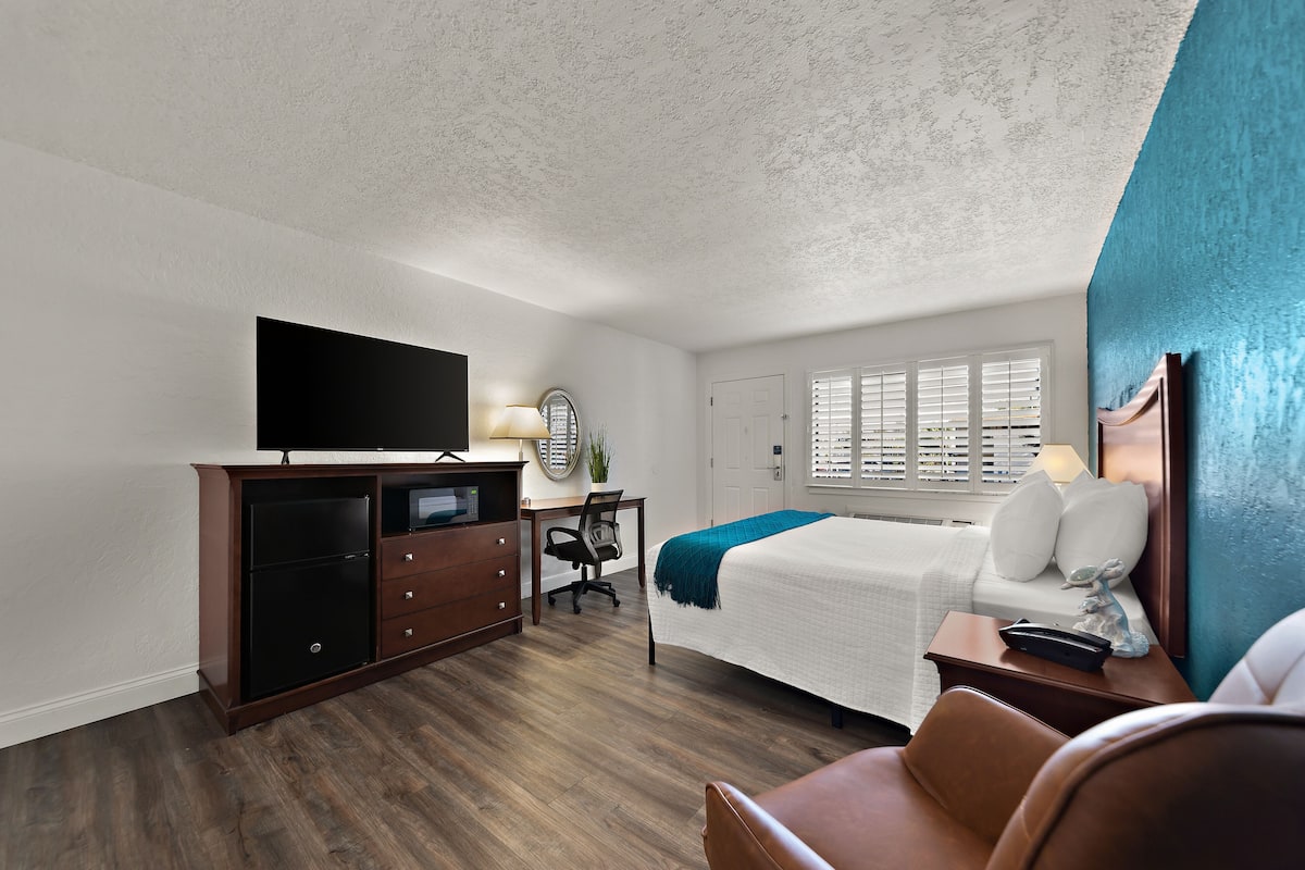 desk, laptop workspace, iron/ironing board, free wifi