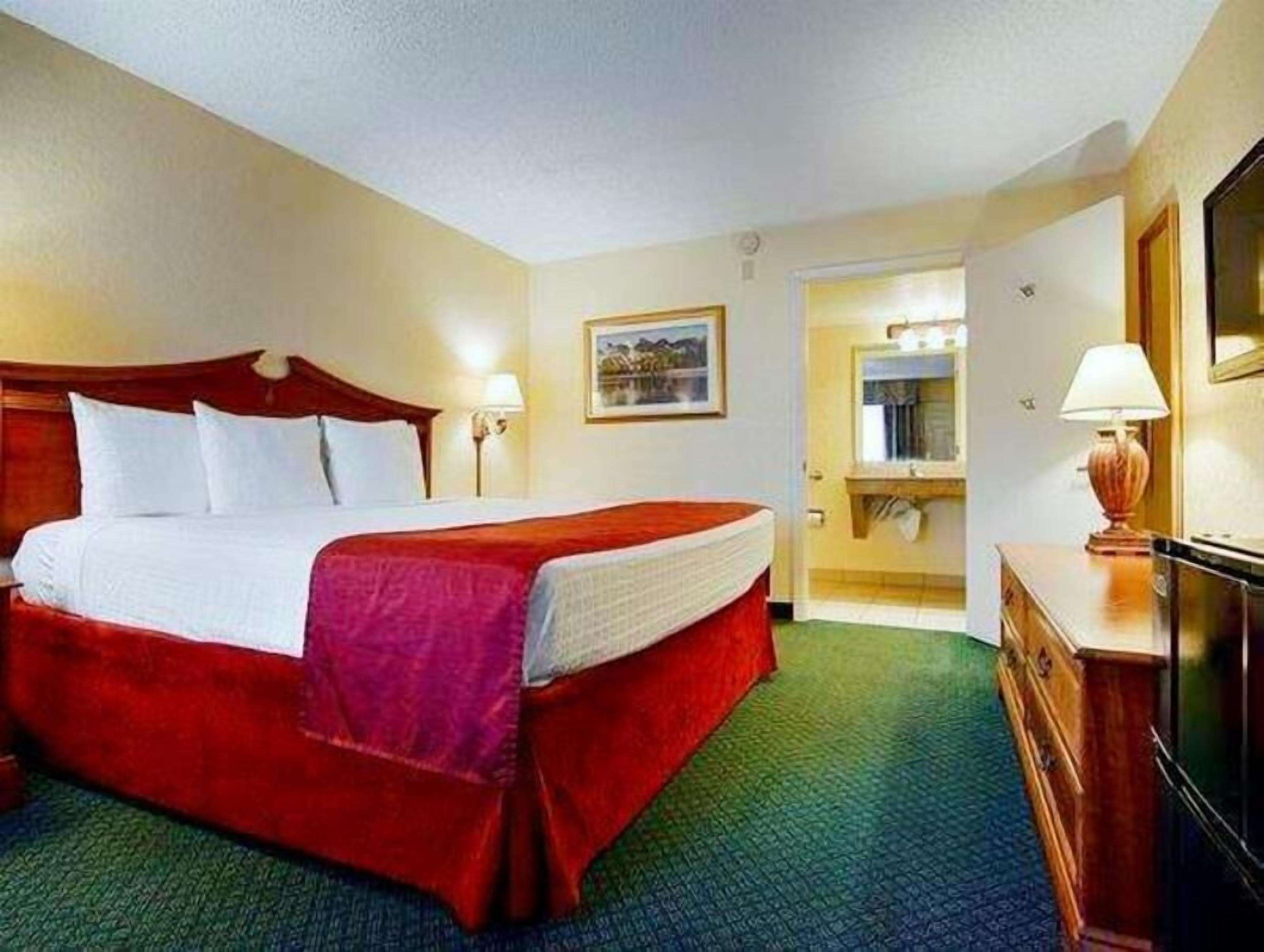 Desk, laptop workspace, iron/ironing board, free WiFi