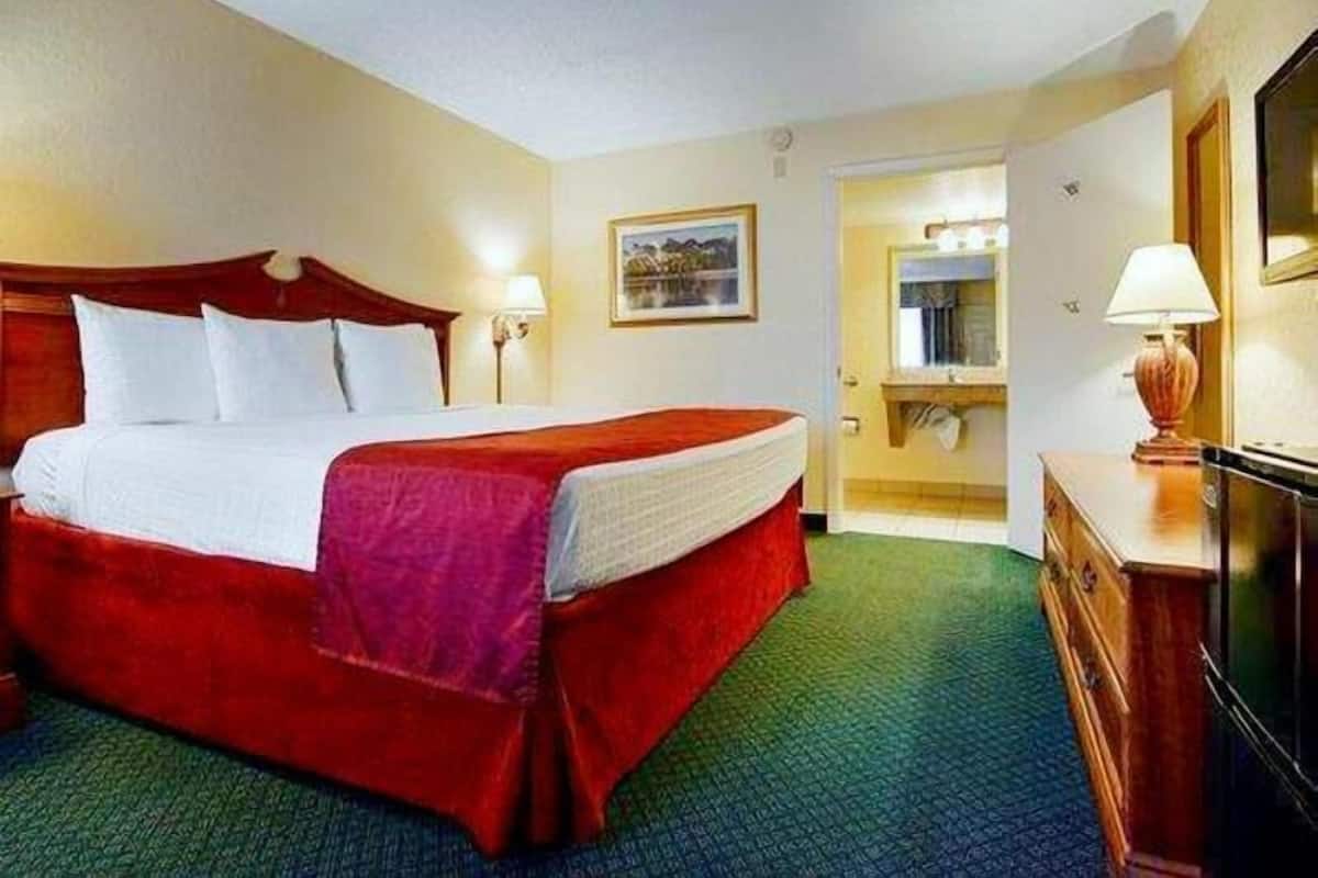 Desk, laptop workspace, iron/ironing board, free WiFi