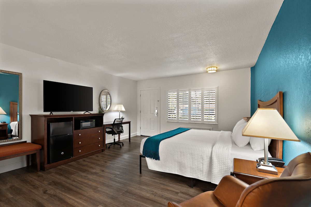 desk, laptop workspace, iron/ironing board, free wifi