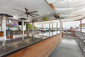 Bar (on property) - PaddleTail Waterfront Lodge, Trademark Collection by Wyndham (Crystal River)