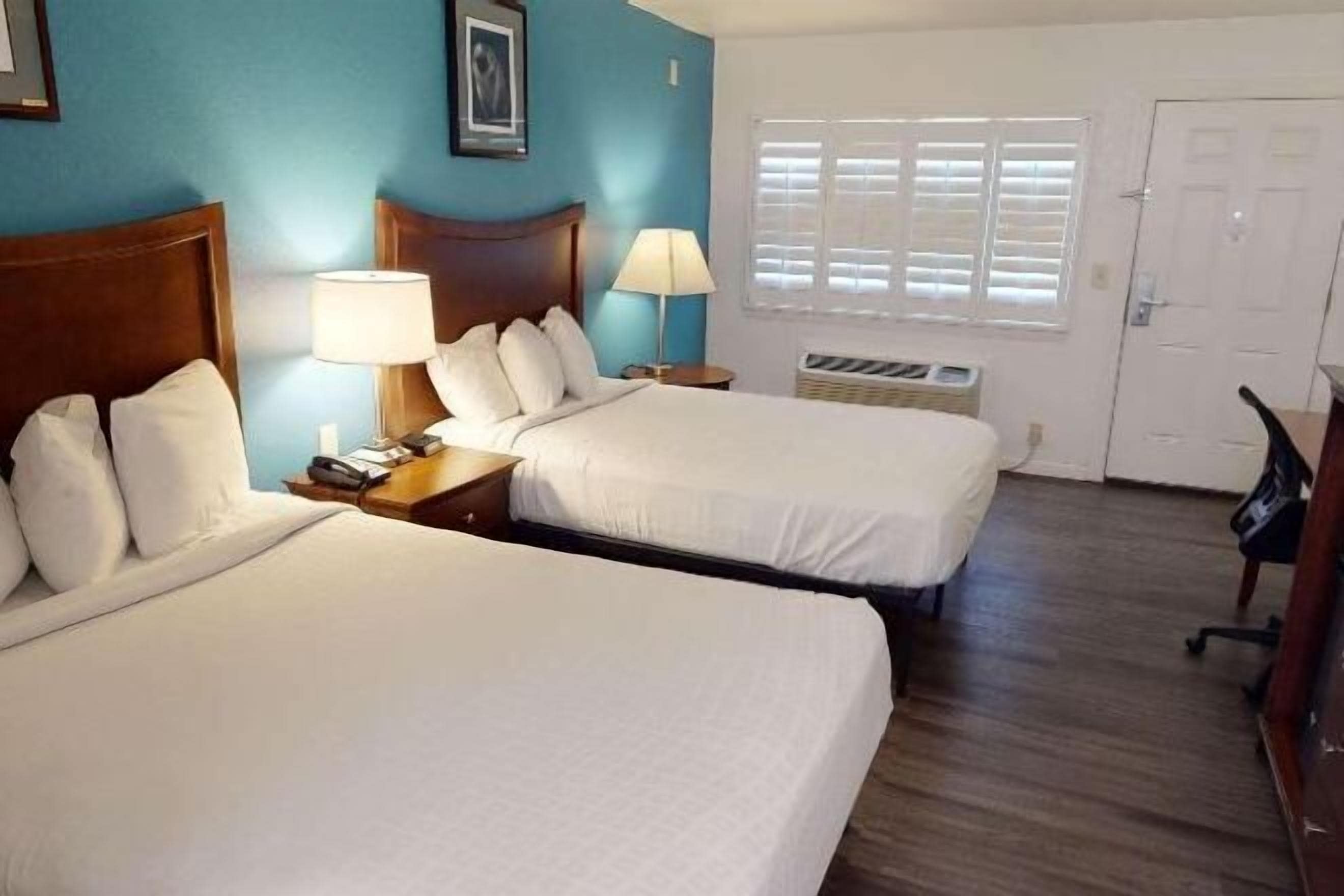 Desk, laptop workspace, iron/ironing board, free WiFi