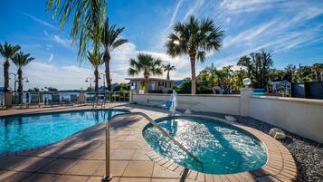 Bain à remous extérieur