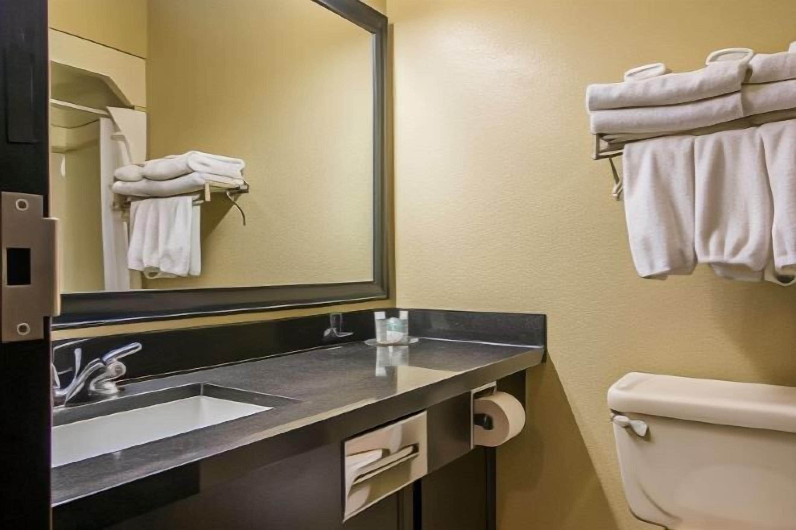 Badkamer | Een bad/douchecombinatie, gratis toiletartikelen, een haardroger