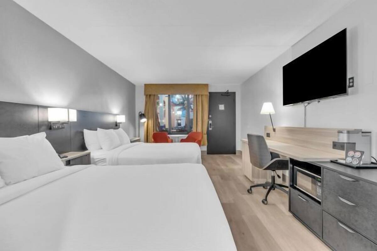 Ylelliset vuodevaatteet, työpöytä