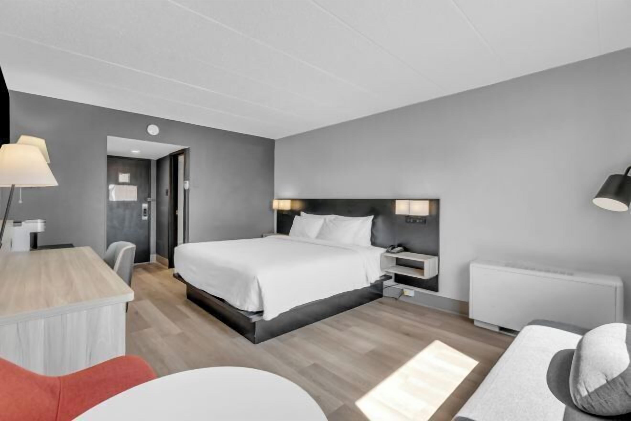 Bộ đồ giường cao cấp, bàn, khu vực làm việc phù hợp cho laptop 