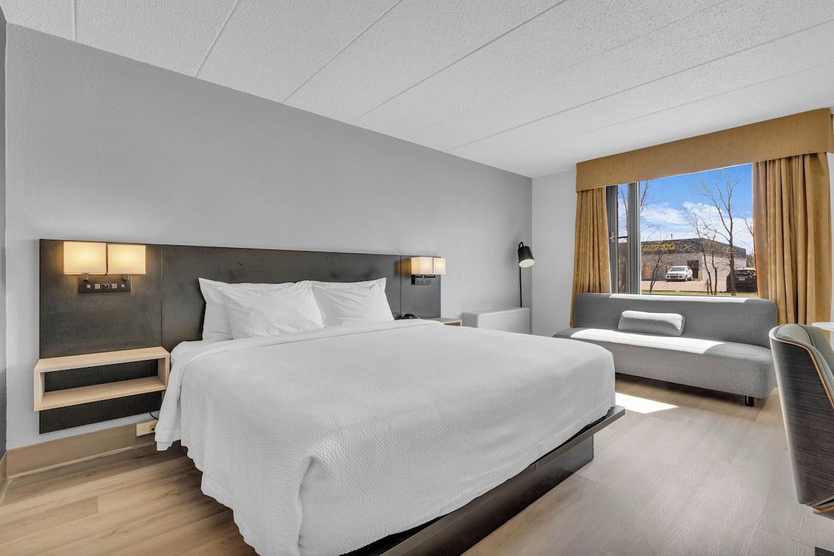 Superior Room, 1 King Bed | Premium bedding, desk, laptop workspace, blackout drapes