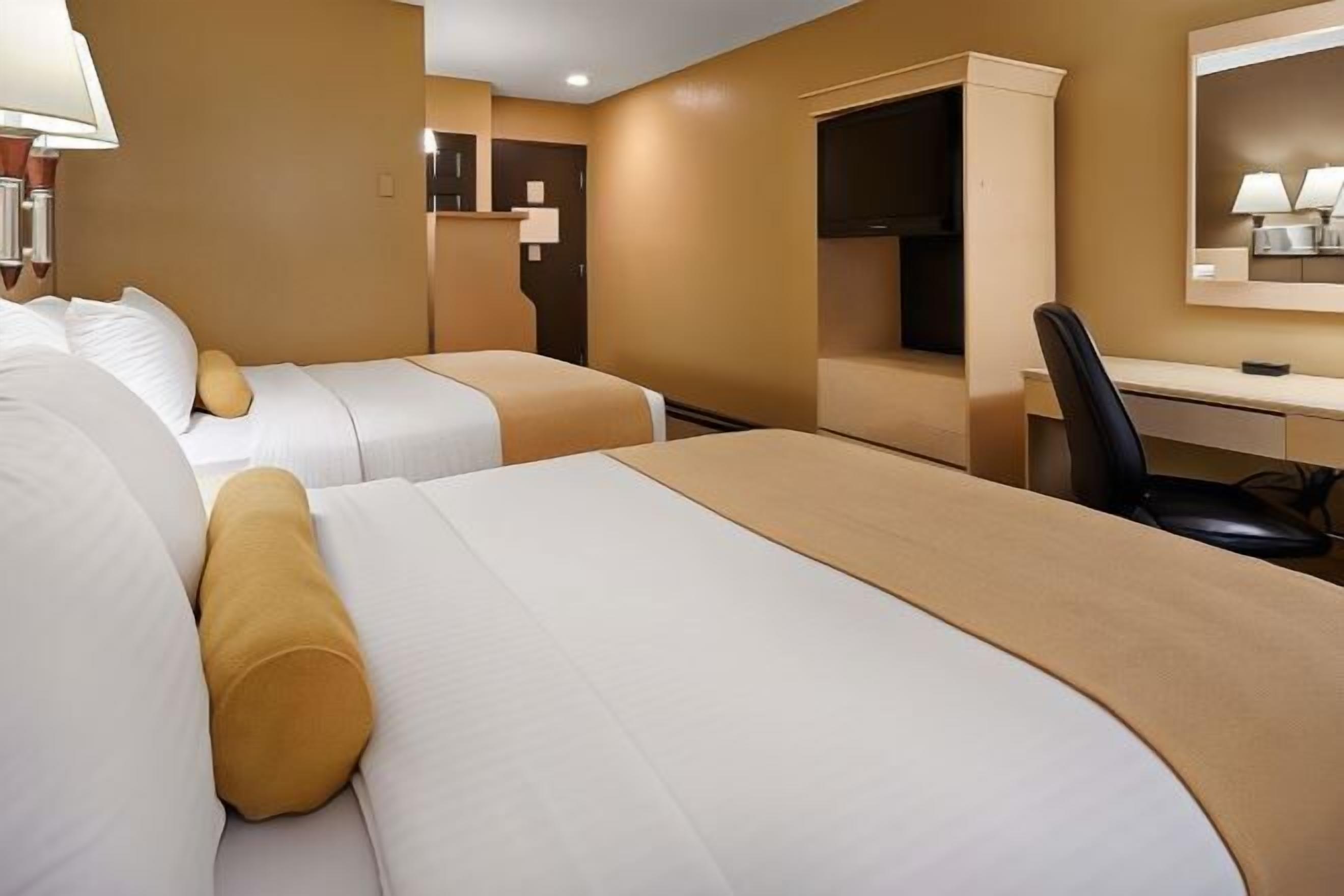 Luxe beddengoed, een bureau, een laptopwerkplek