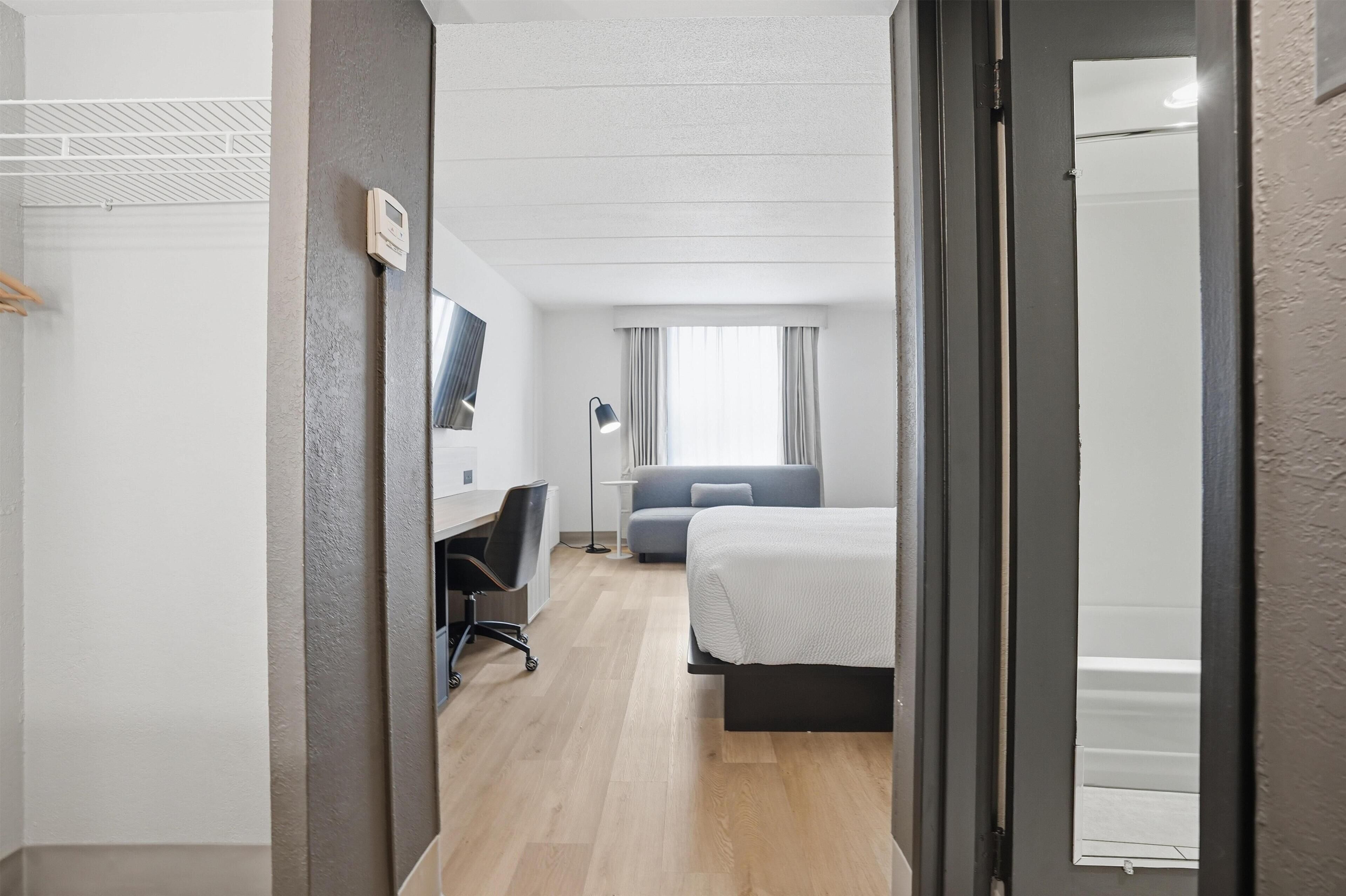 Standard Room, 1 King Bed, Non Smoking, Refrigerator & Microwave (Pet Friendly;Larger Room)