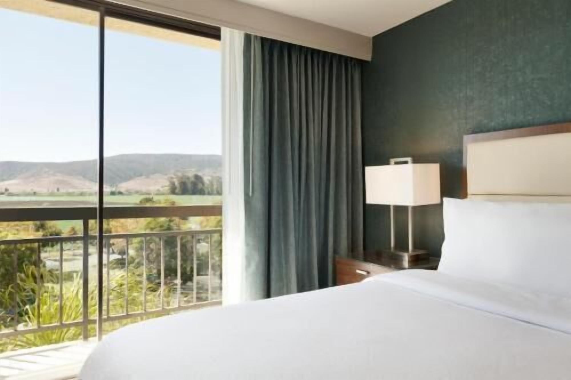 Premium bedding, in-room safe, desk, blackout drapes