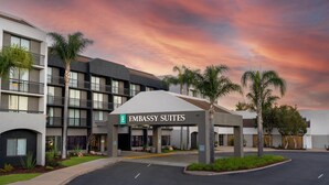 A modern hotel with a sign reading "Embassy Suites" and a covered entrance. - Embassy Suites by Hilton San Luis Obispo (San Luis Obispo)
