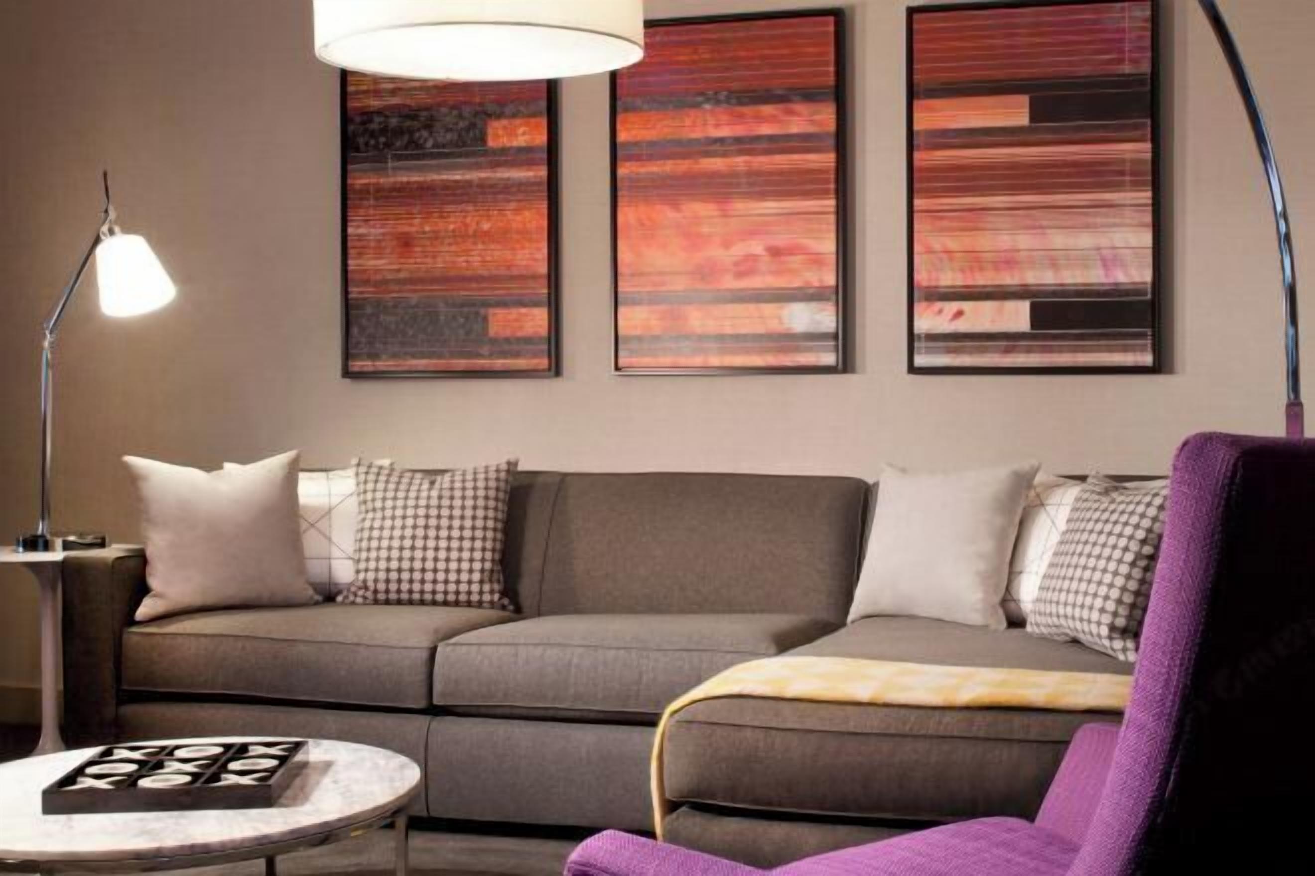 Área de sala de estar | Televisión de pantalla plana de 55 pulgadas con canales digitales 