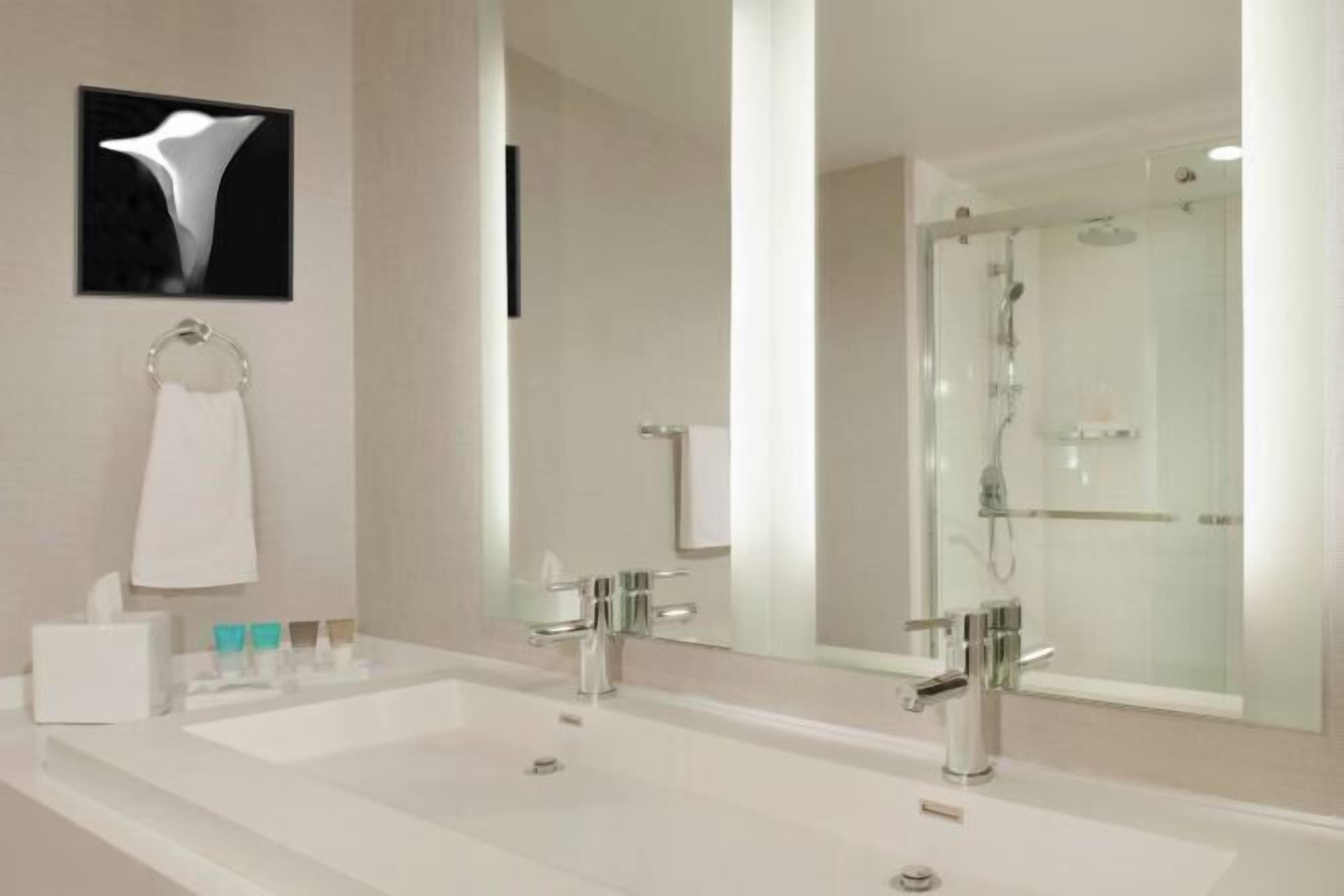 Baño | Regadera tipo lluvia, amenidades de baño gratuitas, secadora de cabello 