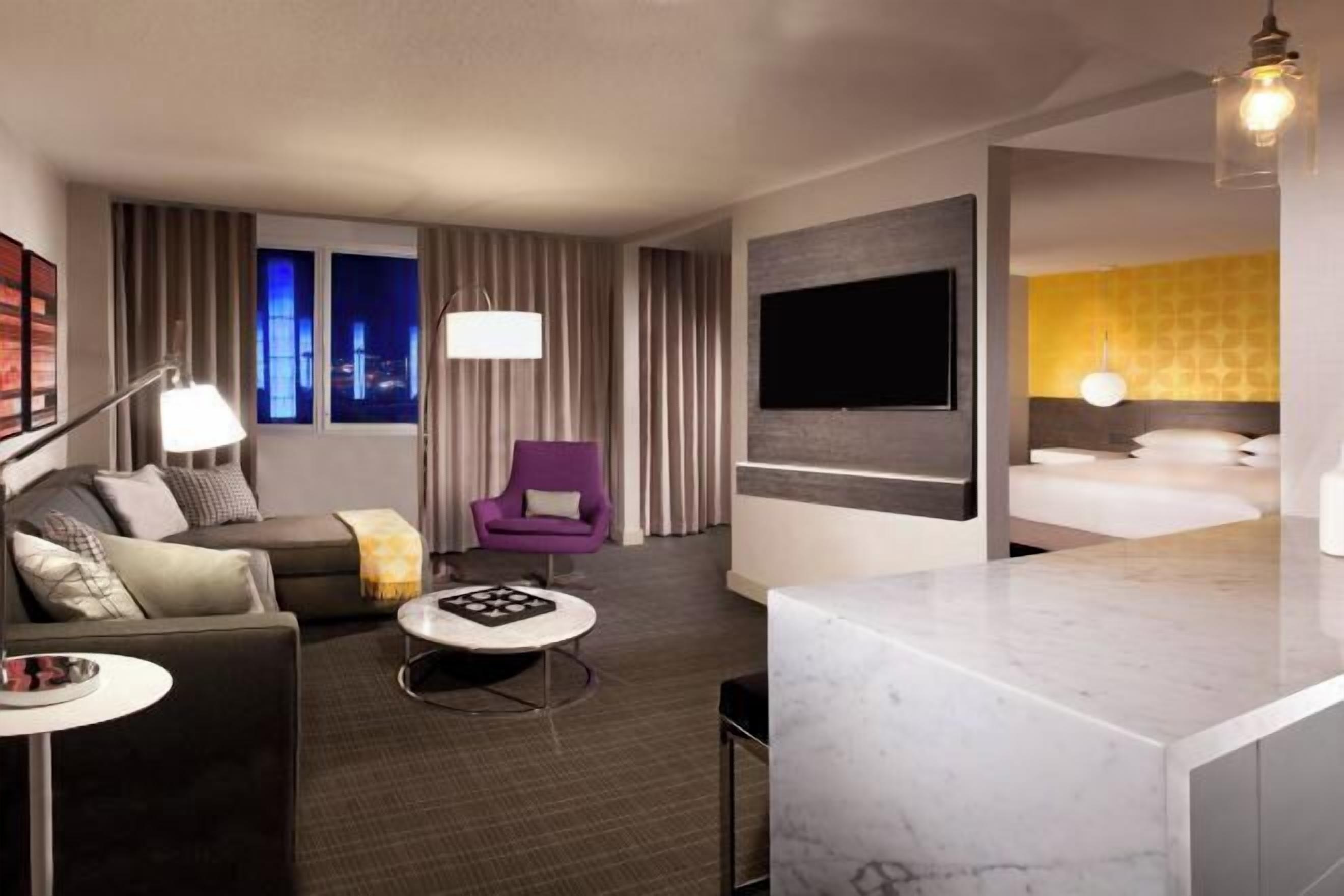 Área de sala de estar | Televisión de pantalla plana de 55 pulgadas con canales digitales 