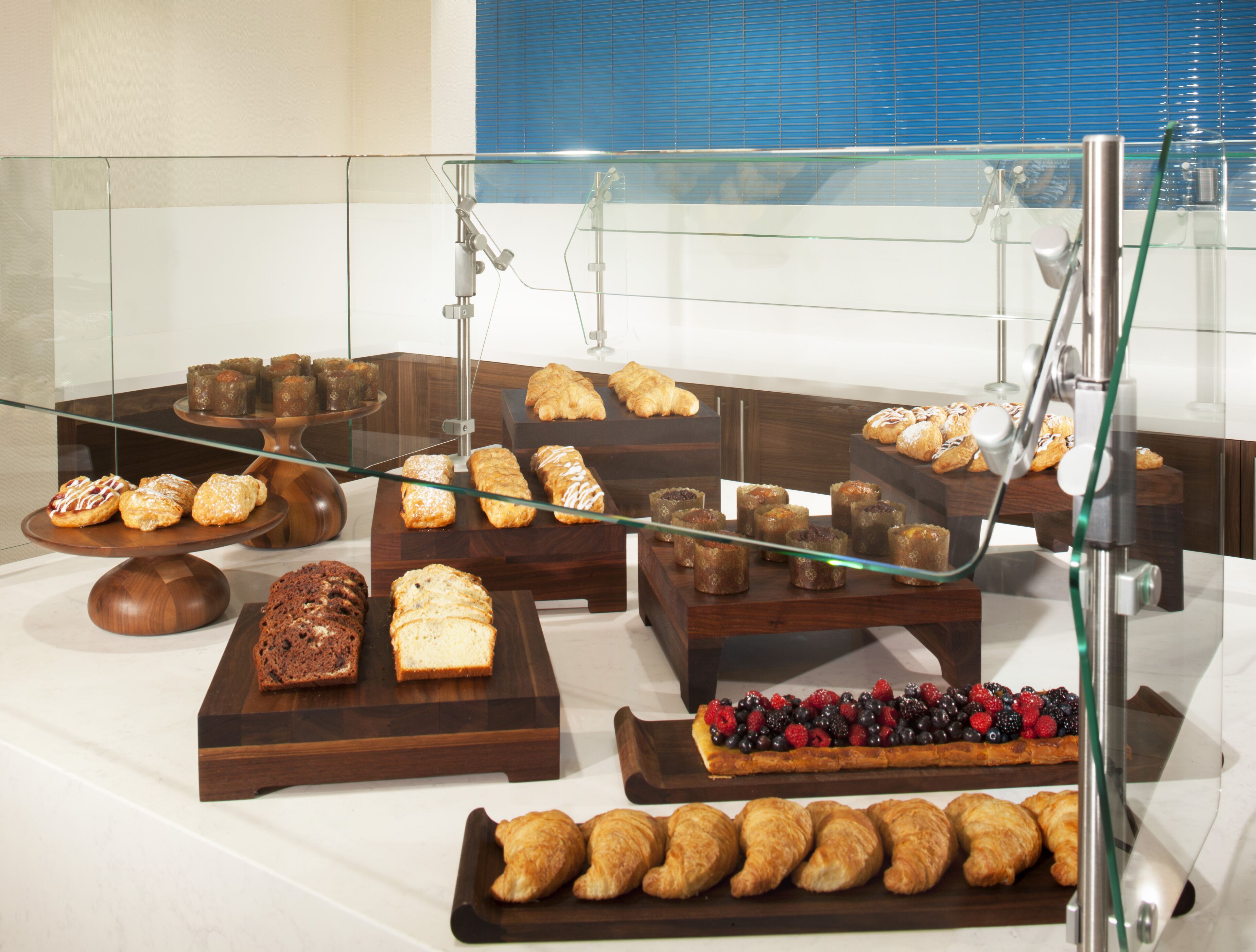 Une vitrine de boulangerie présentant diverses pâtisseries et desserts.