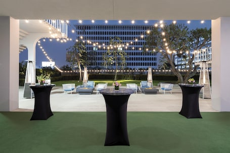 Terrace/patio. Hyatt Regency Los Angeles International Airport