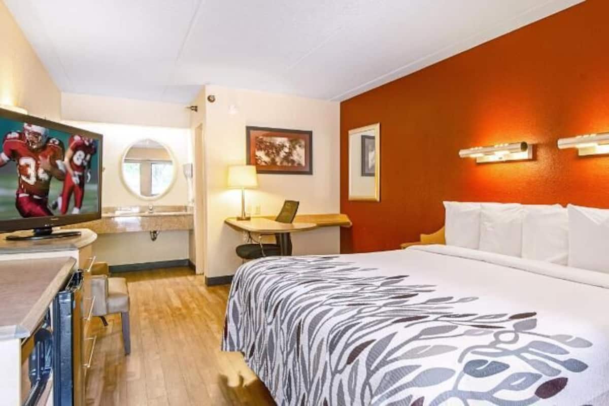 Desk, laptop workspace, blackout curtains, free cots/infant beds