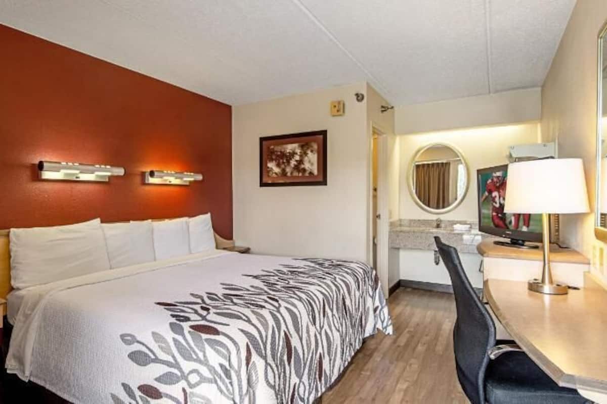 Desk, laptop workspace, blackout curtains, free cots/infant beds