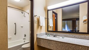 Un baño con ducha, inodoro y lavabo.