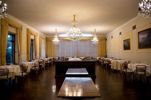 Spécialités Cuisine locale et internationale