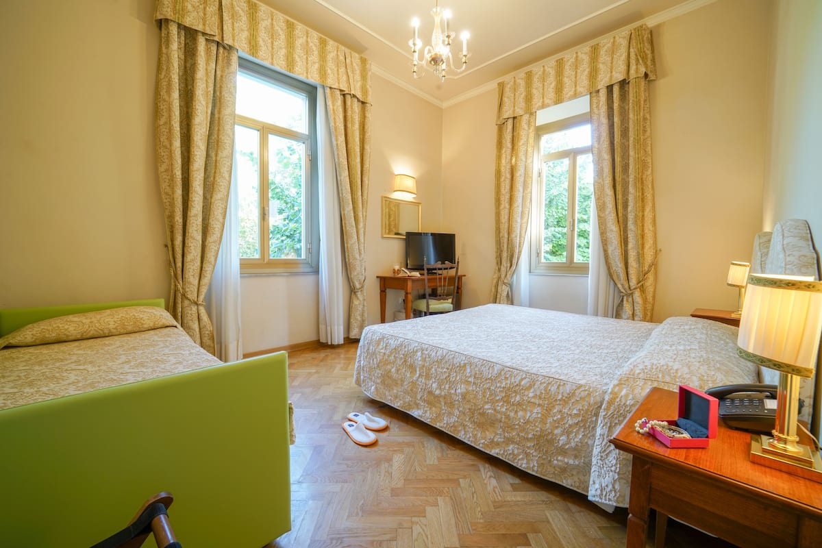classic triple room, non smoking | 1 bedroom, minibar, in-room safe, desk
