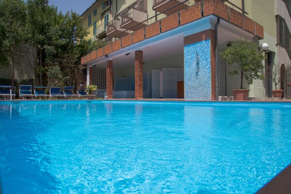 Piscine extérieure (ouverte en saison), chaises longues