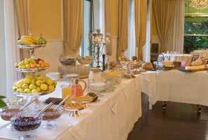 Free daily buffet breakfast