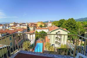 A residential area with a pool, balconies, and a view of the surrounding neighborhood. - HG Hotel Cappelli (Montecatini Terme)